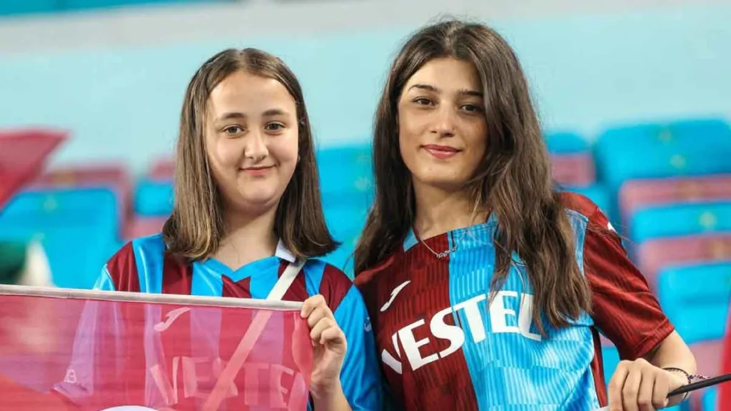 Trabzonspor, 8 Mart Dünya Kadınlar Günü'nde kadın taraftarlara Hatayspor maçı biletlerini ücretsiz sunuyor.