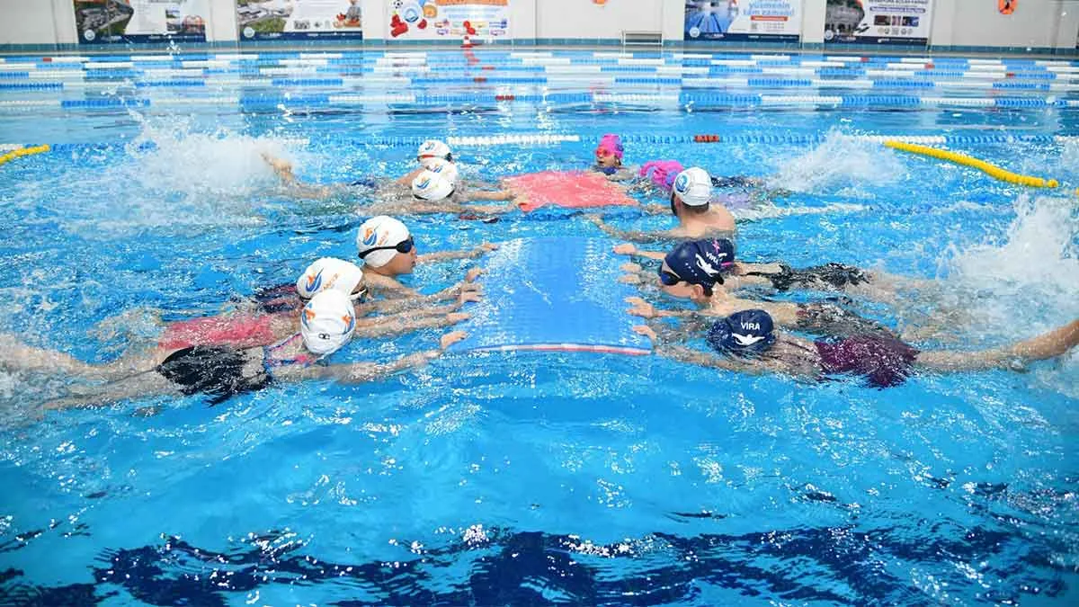 Minik yüzücüler, 23 Nisan yüzme şenliğinde yeteneklerini sergiledi