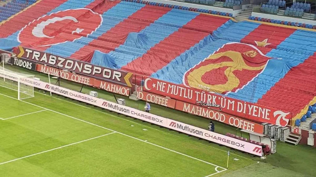 Trabzonspor tribünlerinde “Ne Mutlu Türk’üm Diyene” pankartı açıldı.