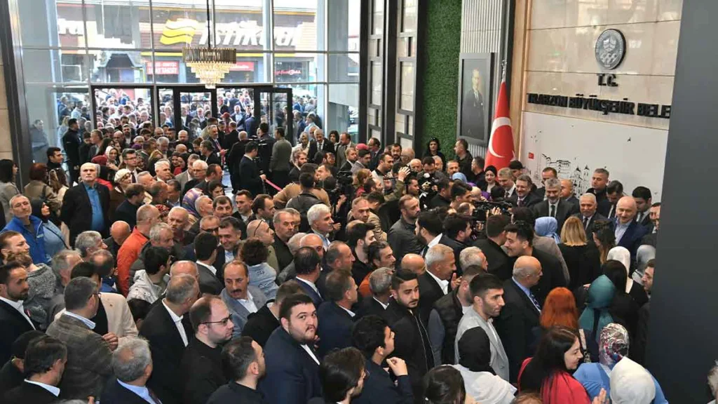 Trabzon Büyükşehir Belediyesi bayramlaşma töreninde vatandaşlar bir araya geldi.
