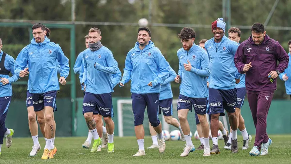 Trabzonspor takımı Fenerbahçe maçı öncesi son antrenmanını gerçekleştirdi.