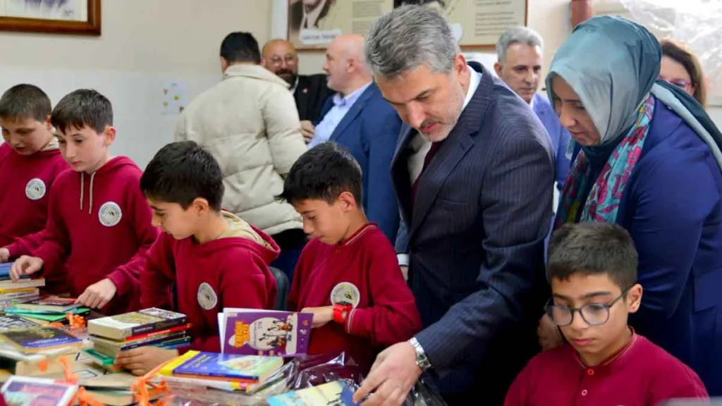 AK Parti Trabzon İl Başkanı Sezgin Mumcu, 23 Nisan’da Kireçhane İlkokulu’na kitap bağışı yaptı