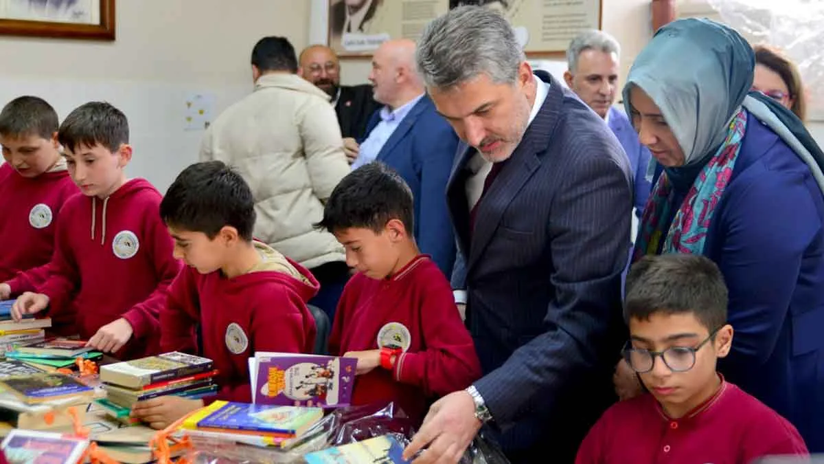 AK Parti’den ilkokula kitap desteği