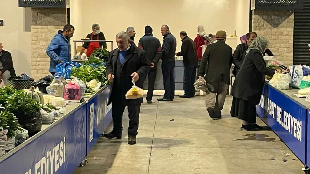 Akçaabat Belediyesi, pazarcı esnafına sıcak çorba ikramı yaparken, esnafın güne enerjik başlaması sağlanıyor.