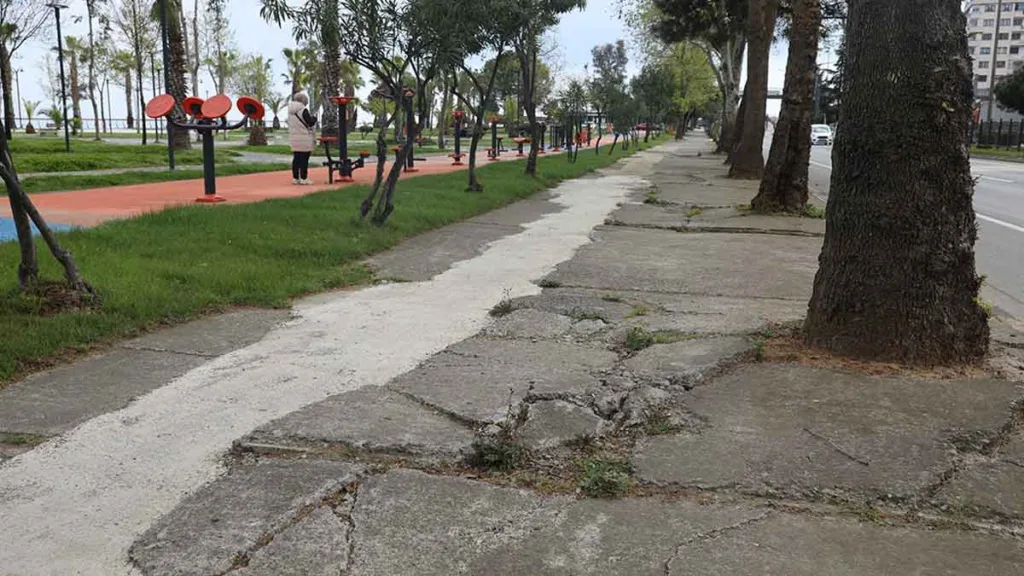 Akçaabat'ta kaldırımlar yenilenerek engelli bireyler ve yayalar için daha güvenli hale getirilecek.