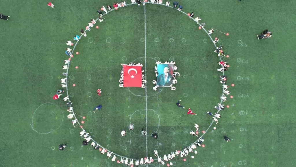 Akçaabat’ta 23 Nisan törenlerinde minik öğrencilerin sahne performansı