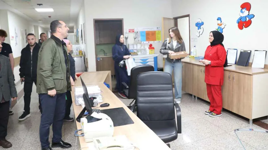 Başkan Osman Nuri Ekim, Haçkalı Baba Devlet Hastanesi’nde hastaları ziyaret ederek bayramlarını kutladı.