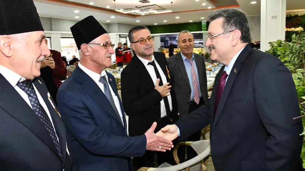 Başkan Ahmet Metin Genç, Van’dan gelen Kıbrıs gazileriyle düzenlenen yemekte bir araya geldi