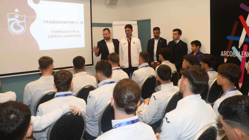 Trabzonspor Başkanı Ertuğrul Doğan, UEFA Gençlik Ligi Finali için hazırlanan U19 Takımını ziyaret etti.