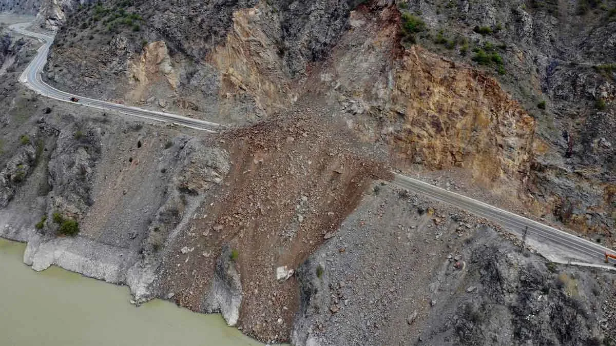 Karadeniz’de heyelan yolu kapattı