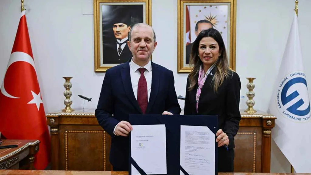 KTÜ Rektörü Prof. Dr. Hamdullah Çuvalcı, EURAXESS Servis Merkezi Deklarasyonu’nu imzalarken