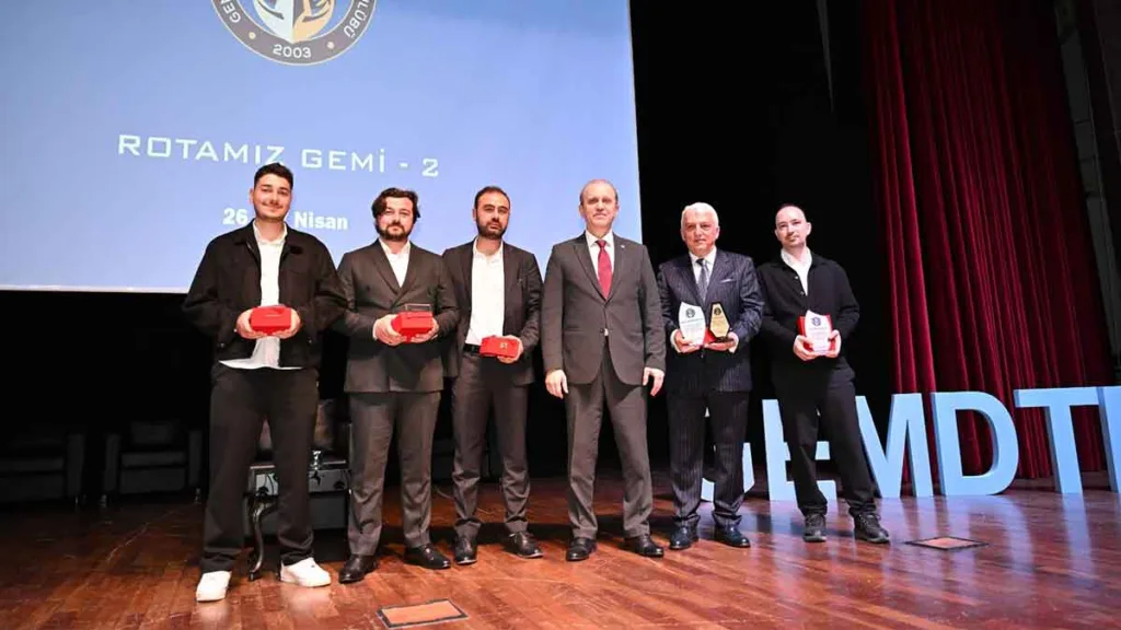 Karadeniz Teknik Üniversitesi’nde düzenlenen “Rotamız Gemi-II” Kariyer Günleri etkinliği, öğrenciler ve sektör profesyonellerinin katılımıyla gerçekleştirildi.