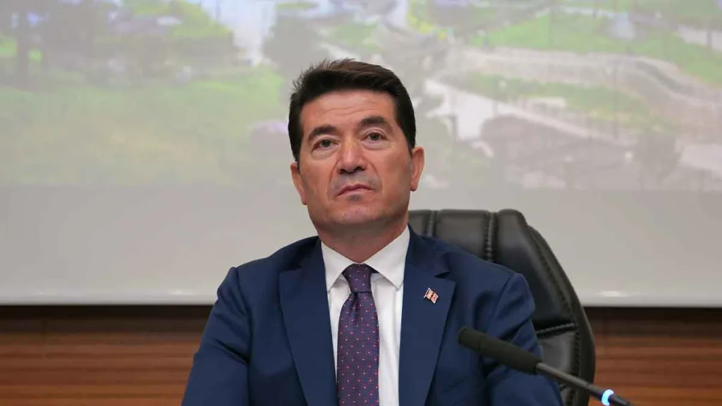 Ortahisar Belediye Başkanı Ahmet Kaya meclis toplantısında borçlarla ilgili konuşma yaptı.