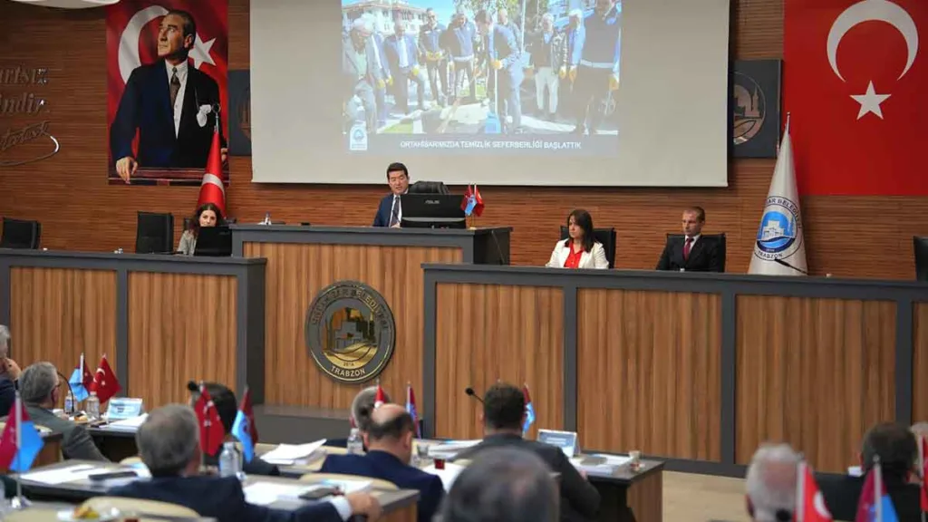 Ortahisar Belediye Başkanı Ahmet Kaya, personel durumu hakkında mecliste konuşma yapıyor.