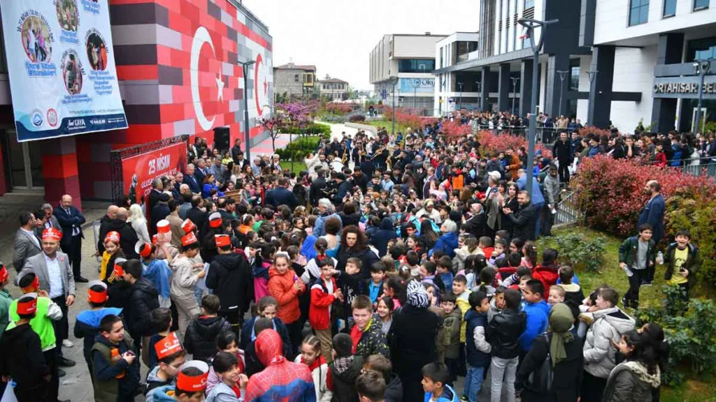 Ortahisar Belediyesi'nin düzenlediği 23 Nisan Çocuk Festivali açılışı; kitap fuarı, söyleşiler ve çocuk etkinlikleriyle başladı.