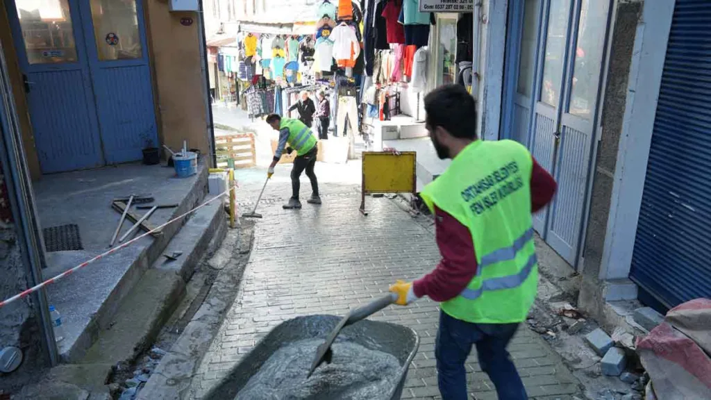 Ortahisar Belediyesi, ilçedeki ulaşım kalitesini artırmak için yol yapım ve onarım çalışmalarını sürdürüyor.