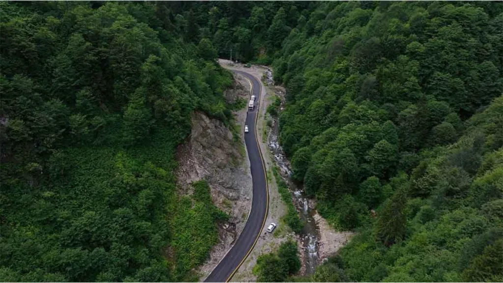 Santa Yolu’nda asfalt çalışmaları nedeniyle trafik kısıtlaması uygulanıyor.