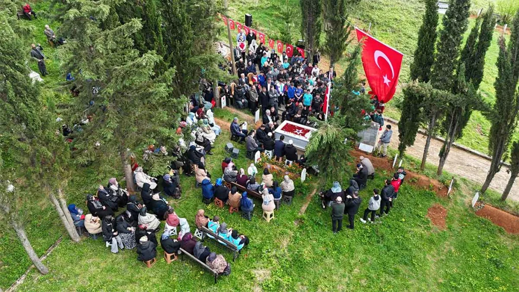 Şehit Hava Pilot Yüzbaşı Burak Gençcelep’in anma töreninden görüntüler ve Türk Yıldızları’nın uçuş gösterisi.