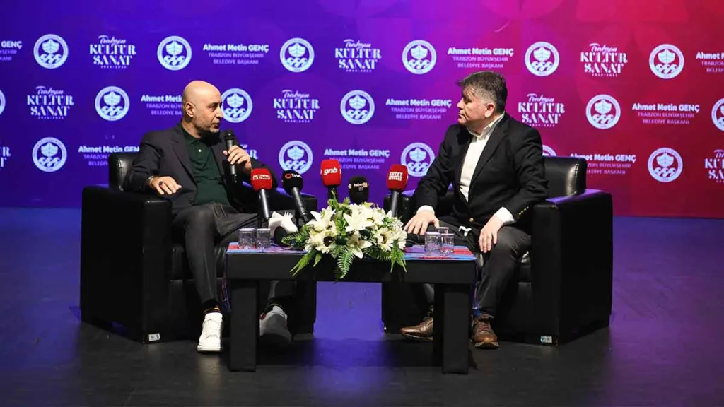 Tolunay Kafkas, Trabzon’da düzenlenen söyleşi etkinliğinde konuşma yaparken görüntüleniyor.
