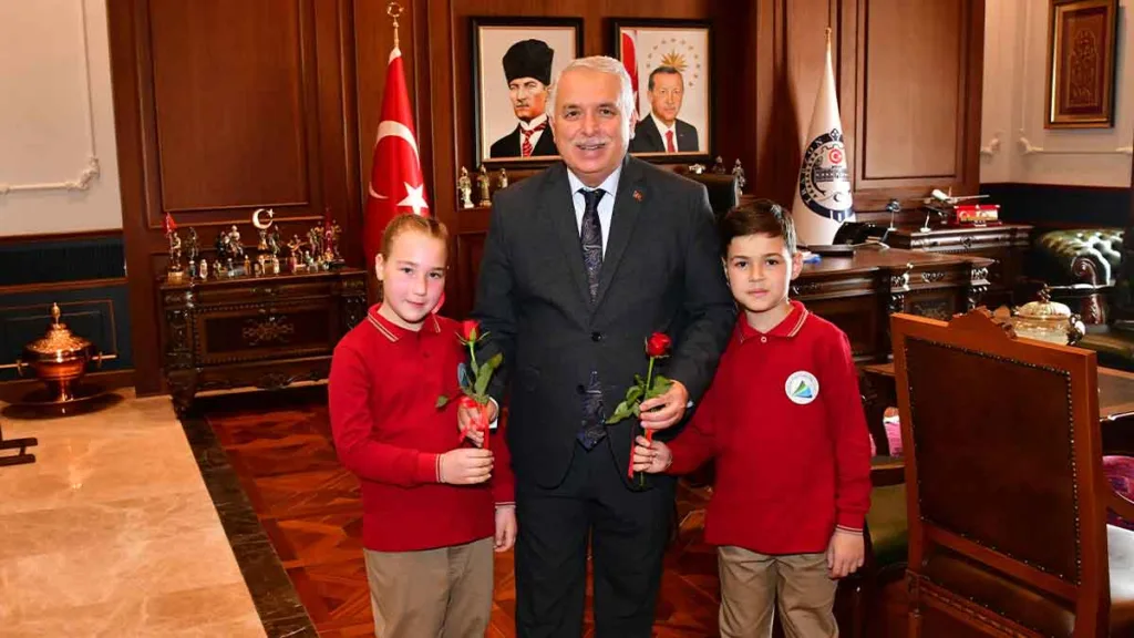 Vali Aziz Yıldırım, 23 Nisan’da makam koltuğunu çocuklara devrederken