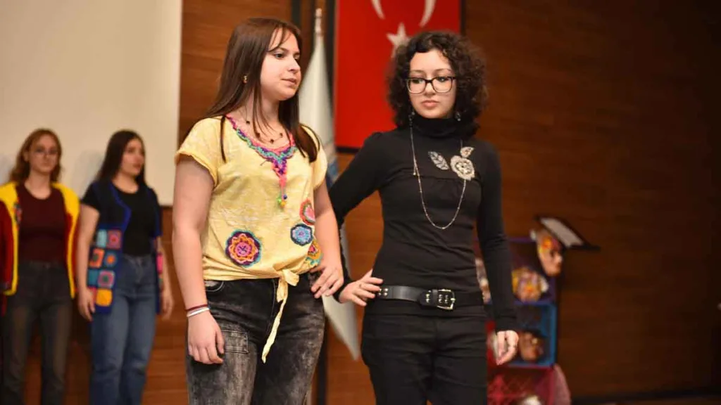 Trabzon’da öğrenciler atık malzemelerden tasarladıkları kıyafetlerle Retro moda defilesi düzenledi
