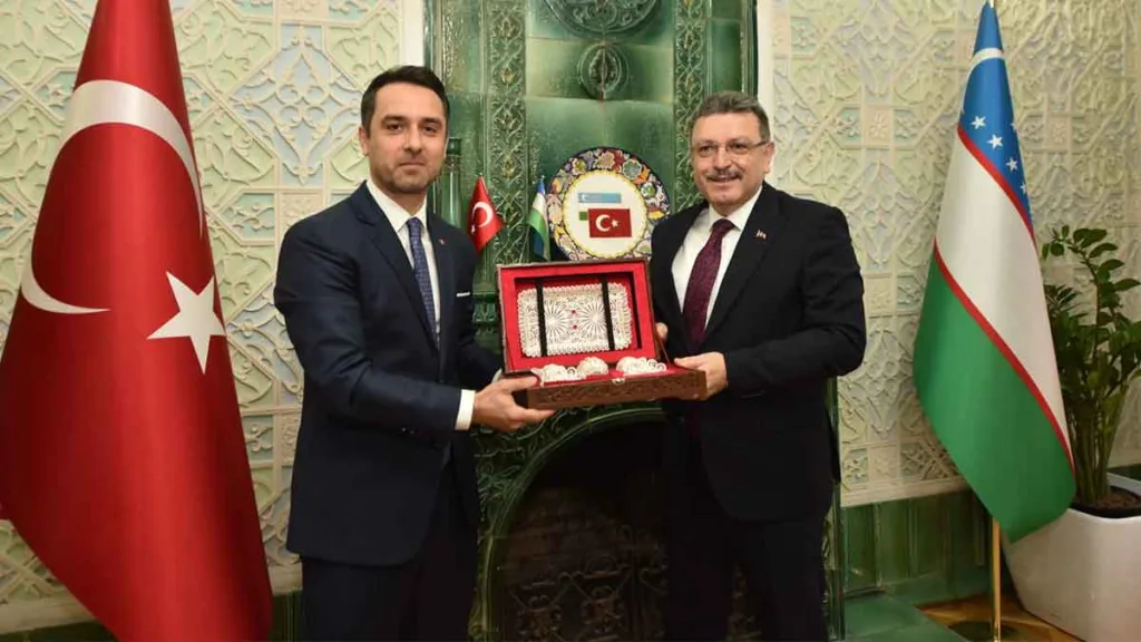 Trabzon Büyükşehir Belediye Başkanı Ahmet Metin Genç, Buhara ile kardeş şehir protokolü için Özbekistan’da.