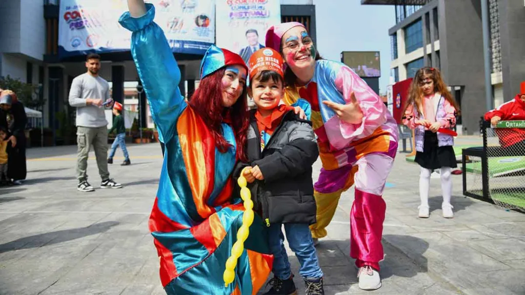 Trabzon Ortahisar Belediyesi'nin düzenlediği Çocuk Kitap Fuarı ve Çocuk Festivali'nde eğlenen çocuklar