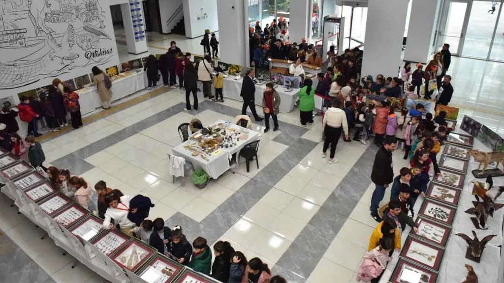 Trabzon’da düzenlenen Çocuk Kitap Fuarı ve Festivali’nde çocuklar geleneksel oyunlar ve kitaplarla buluştu