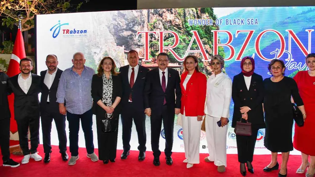 Trabzon Büyükşehir Belediye Başkanı Ahmet Metin Genç, Doha’daki tanıtım resepsiyonunda konuşma yaparken