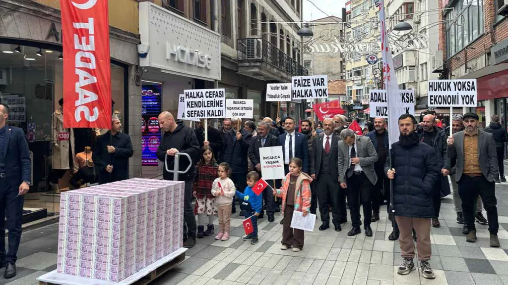 Saadet Partisi Ortahisar İlçe Başkanlığı, Trabzon sokaklarında faiz yükünü para balyalarıyla protesto etti