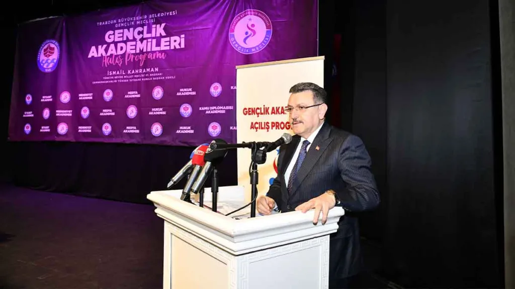 İsmail Kahraman ve Ahmet Metin Genç, Trabzon Gençlik Akademileri açılışında gençlerle buluştu