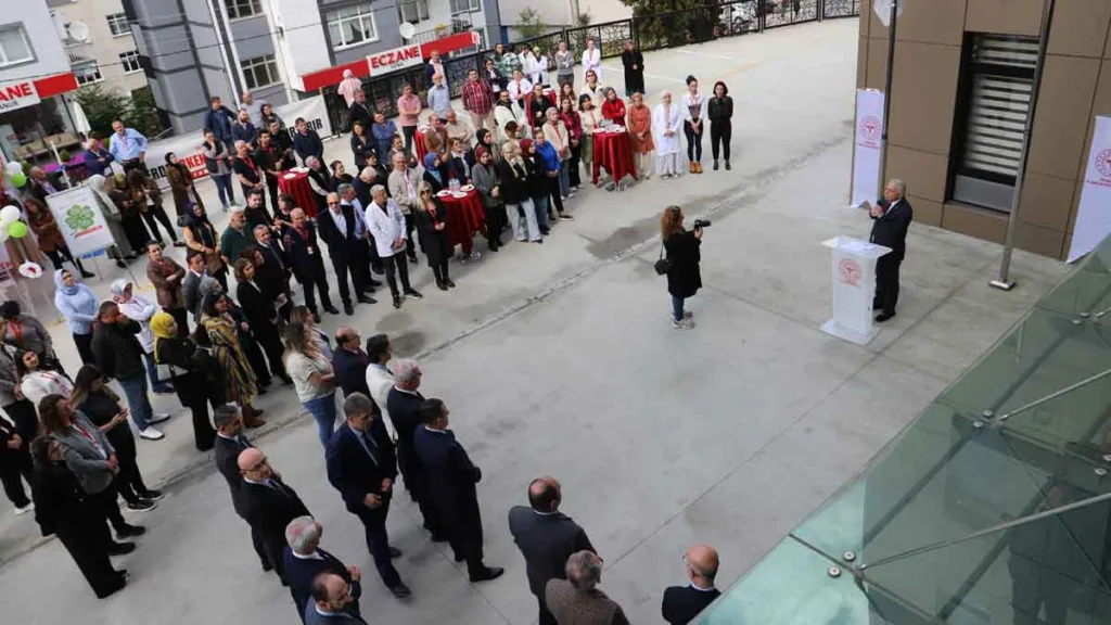 Trabzon’da açılan HPV Laboratuvarı önünde protokol üyeleri açılış kurdelesini kesiyor.