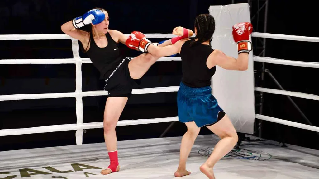 Trabzon’da düzenlenen Muay Thai Profesyonel Müsabakaları’nda ringe çıkan sporcular mücadele ediyor