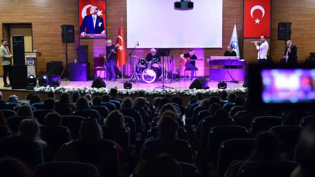 Trabzon Ortahisar Belediyesi’nin düzenlediği nostalji konserinde Beyaz Saçlılar grubu sahnede