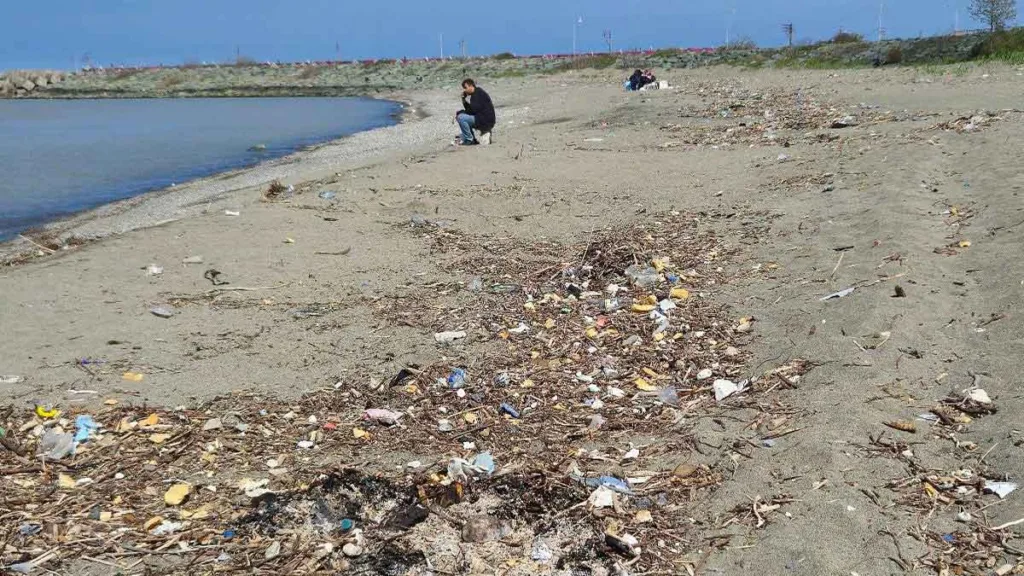 Trabzon sahillerinde çöp hakimiyeti tepki topladı 2 trabzon sahilleri cop kirliligi tepki