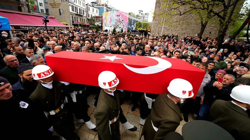 Şehit Piyade Uzman Onbaşı Berat Mecit Day için Trabzon’da düzenlenen cenaze töreninden bir kare