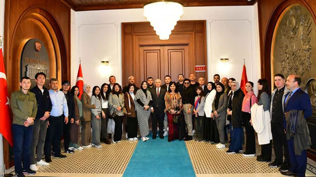 Trabzon Valisi Aziz Yıldırım, makamında Özbek turizm heyetini kabul etti