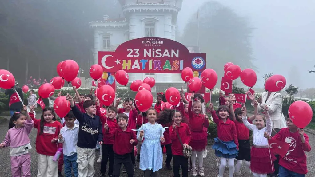 Trabzon'da 23 Nisan kutlamalarında Atatürk Köşkü’nde çocuklara hediye dağıtımı