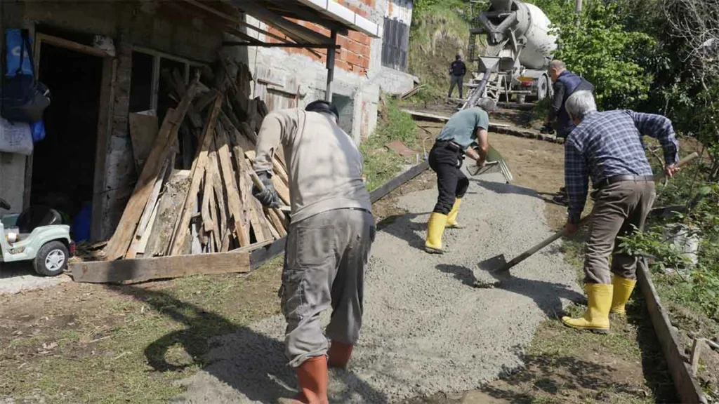 Trabzon’da yatalak hasta Mehmet Batar’ın evine giden yol betonlandı
