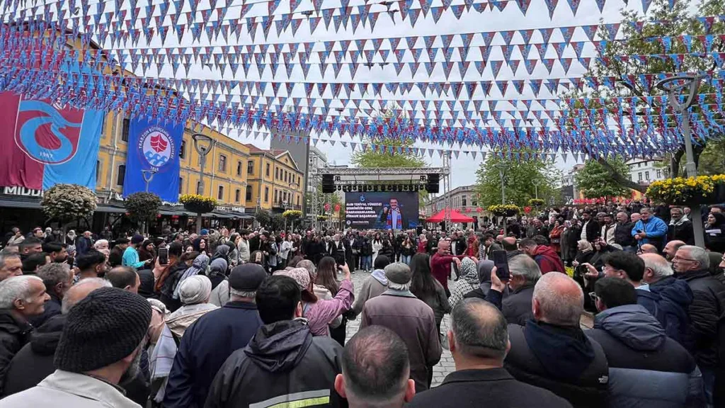 Trabzon’da UEFA Gençlik Ligi Finali için meydanlara dev ekranlar kuruldu.