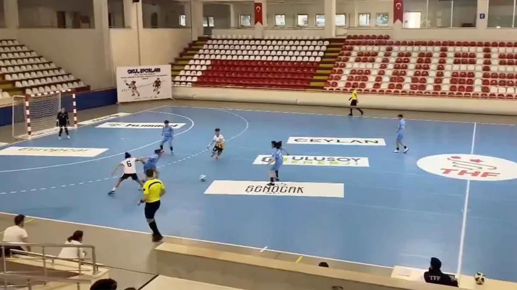 Trabzon Gazi Anadolu Lisesi, futsal yarı finalinde oynanan anlaşmalı maça tepki gösterdi