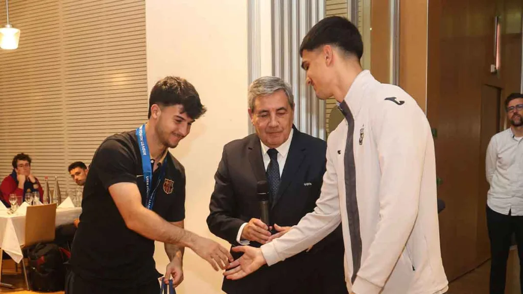 Trabzonspor ve Barcelona kulüp yöneticileri UEFA’nın düzenlediği dostluk yemeğinde buluştu