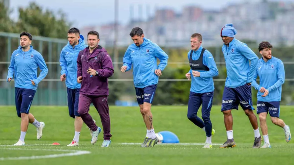 Trabzonspor futbolcuları, Kasımpaşa maçı hazırlıklarına Mehmet Ali Yılmaz Tesisleri'nde başladılar.