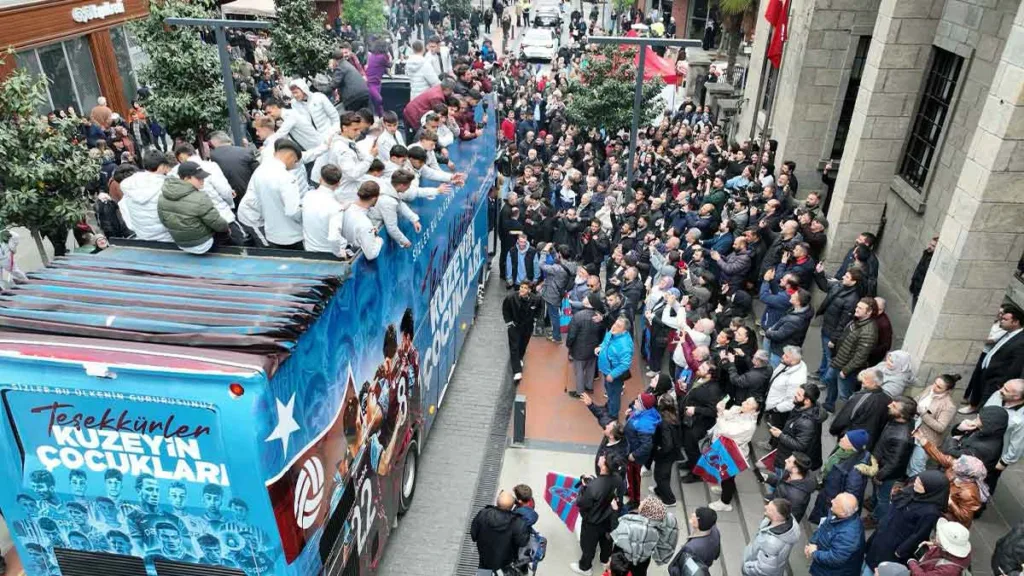 Trabzonspor U19 Takımı, UEFA başarısı sonrası şehirde kutlama turu attı