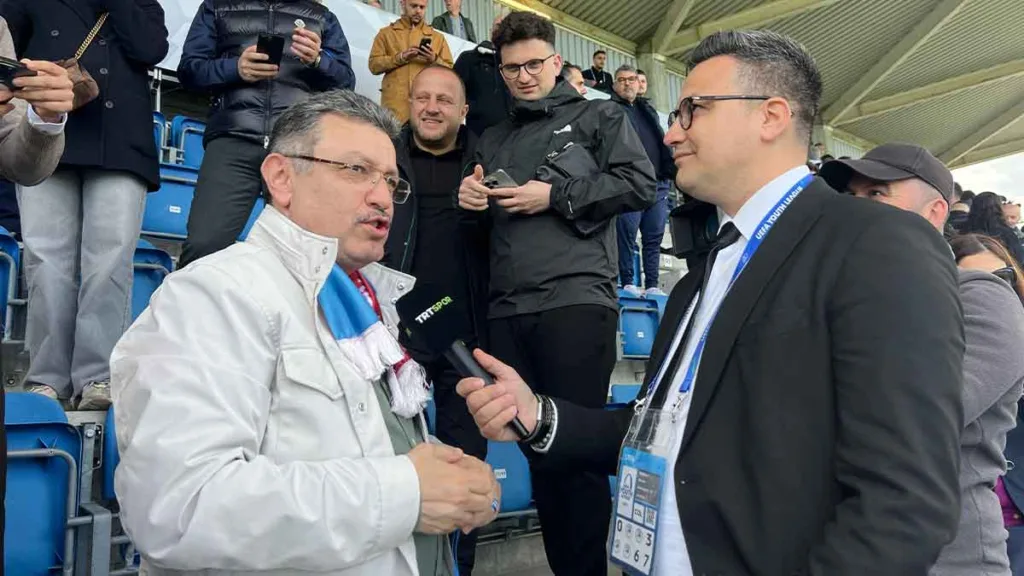 Trabzonspor U19 oyuncuları UEFA Gençlik Ligi yarı finalinde Salzburg'u 2-1 mağlup ederek finale yükseldi, Trabzon Meydanı'nda taraftarlar kutlama yapıyor.