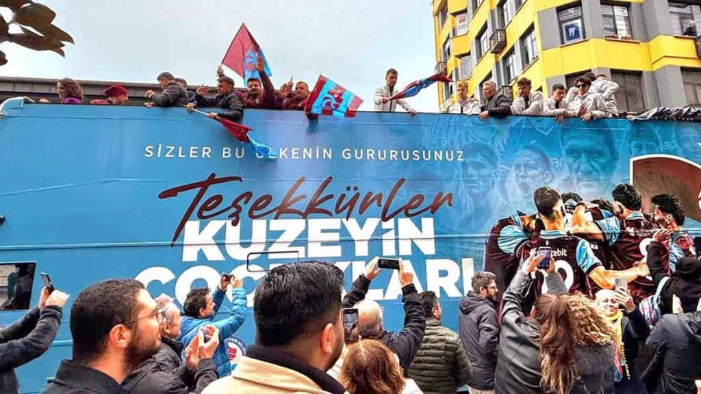 Trabzonspor U19 takımı şehir turuna çıktı 2 trabzonspor u19 sehir turu taraftar karsilama