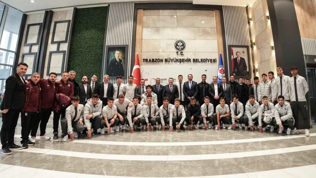 Trabzonspor U19 Takımı, Başkan Ahmet Metin Genç’i makamında ziyaret etti ve Avrupa ikinciliğini kutladı.