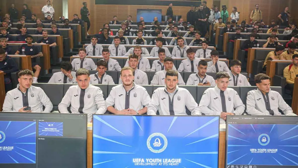 UEFA'nın Nyon'da düzenlediği Eğitim Toplantısı'nda genç futbolculara kariyer ve profesyonellik konularında bilgilendirme yapıldı.
