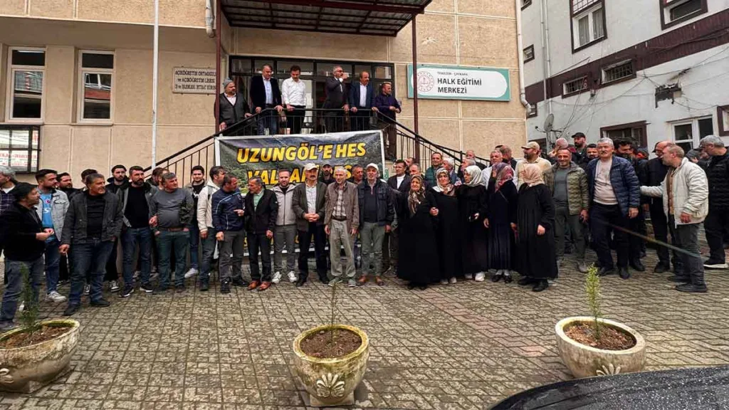 Uzungöl halkı HES projesine karşı çıkarak çevre toplantısında tepki gösterdi