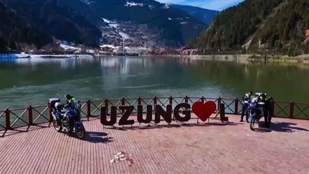 Uzungöl’de devriye gezen motosikletli jandarma ekipleri.